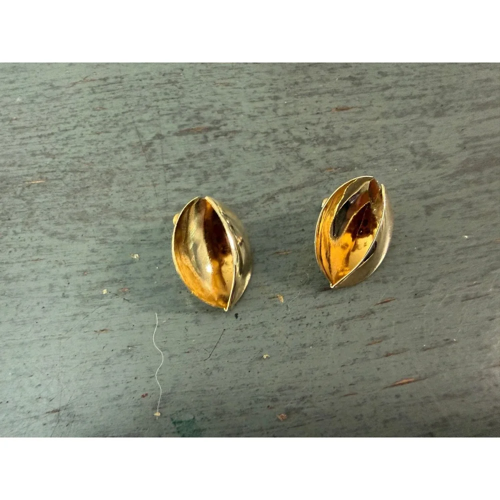Vintage Gold Tone Sculptural Pod Stud Earrings Modernist Folded Design Post Back